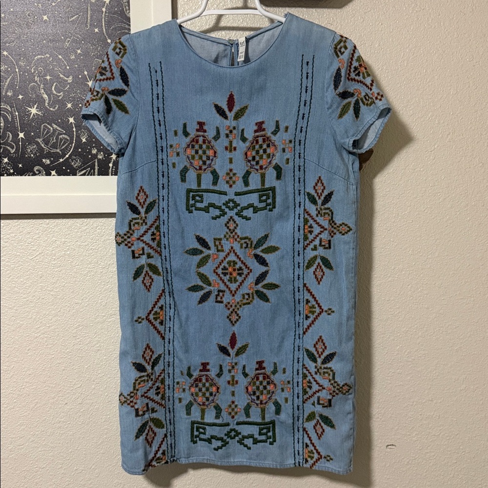 Zara trf Embroidered mini dress. Size XS